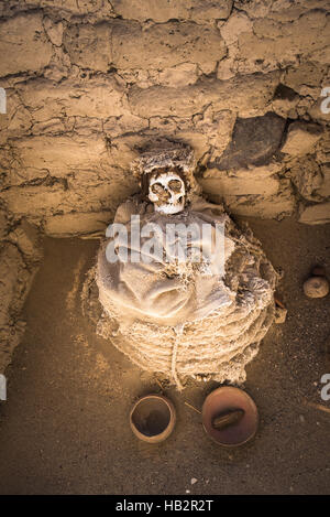 Il cimitero di Chauchilla con mummie prehispanic nel deserto di Nazca, Perù Foto Stock