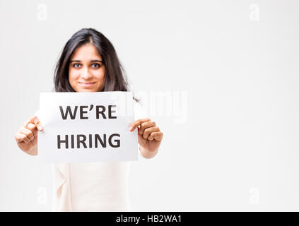 Felice ragazza indiana incoraggiando i candidati che su buoni workplace Foto Stock