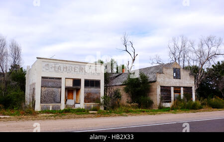 Due vecchi edifici del negozio ancora in piedi lungo il Lincoln Highway nelle zone rurali del Nebraska. Foto Stock