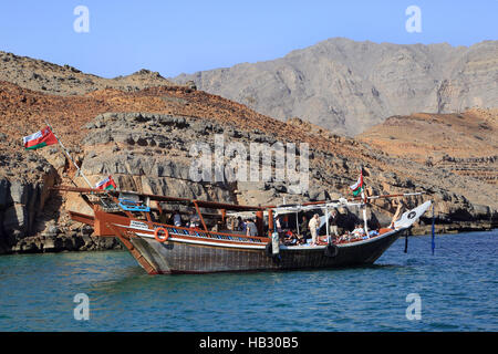 Dhow nel fiordo Khor Ash Sham in Oman Foto Stock