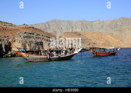 Dhow nel fiordo Khor Ash Sham in Oman Foto Stock