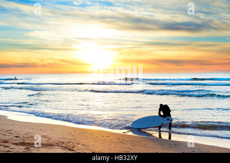 Surf al tramonto Foto Stock