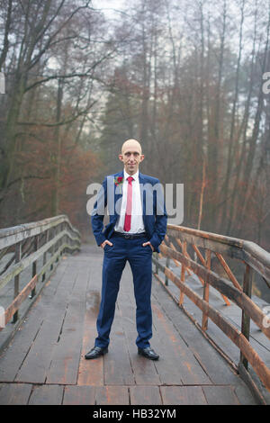 Funny bald sposo in una tuta blu Foto Stock