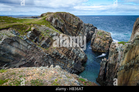 Enorme roccia e gli affioramenti di boulder lungo Cape Bonavista costa di Terranova, Canada. Foto Stock