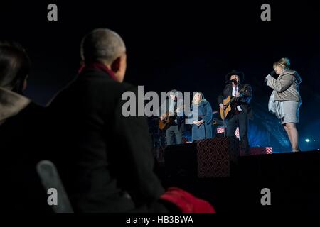 Il Presidente degli Stati Uniti Barack Obama orologi James Taylor, Kim Taylor, Garth Brooks e Trisha Yearwood eseguire durante il national albero di Natale cerimonia di illuminazione sull'ellisse Dicembre 1, 2016 a Washington, DC. Foto Stock