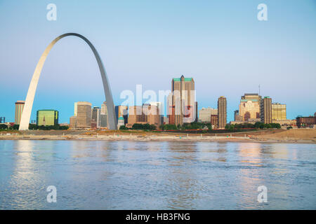 Il centro di St Louis, MO con il Gateway Arch Foto Stock