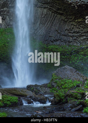 La base di Latourell cade nella Columbia River Gorge catturati con una rapida velocità otturatore Foto Stock