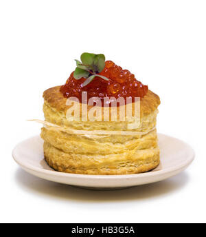 Tartlet con caviale rosso su bianco. Foto Stock