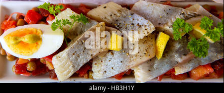 Le aringhe salate con insalata sul tavolo. Foto Stock