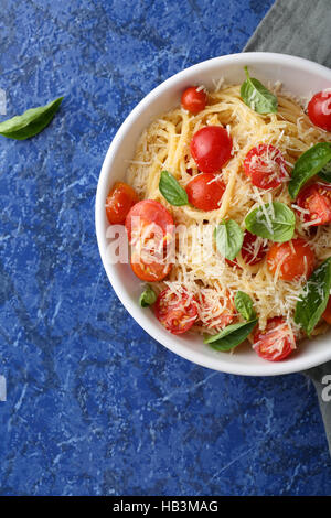 La pasta italiana in bianco ciotola, cibo vista superiore Foto Stock