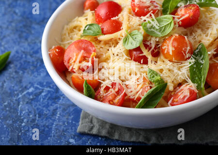 La pasta italiana con pomodori arrostiti, cibo closeup Foto Stock