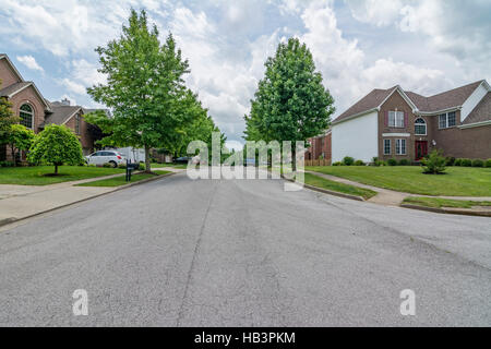 Strade di vicinato nel sobborgo di Midwest America Foto Stock