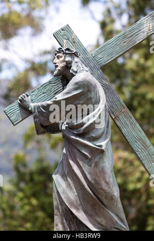 Cristo antica statua che porta la croce cristiana a Bogotà Foto Stock