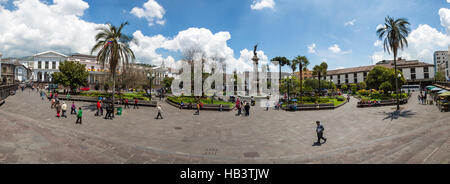 Panorama di Piazza Grande nella città vecchia di Quito, Ecuador Foto Stock