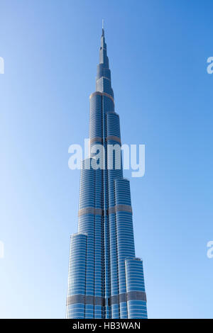 Il Burj Khalifa con cielo blu chiaro in Dubai, mondo edificio più alto Foto Stock