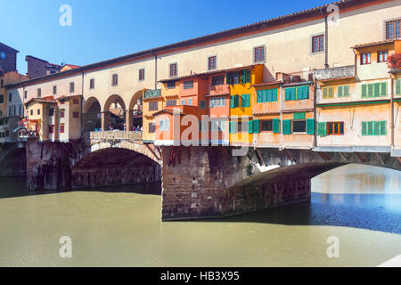Il Ponte Vecchio sulla riva del fiume Arno a Firenze Foto Stock