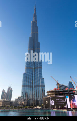 Il Burj Khalifa con cielo blu chiaro in Dubai, mondo edificio più alto Foto Stock