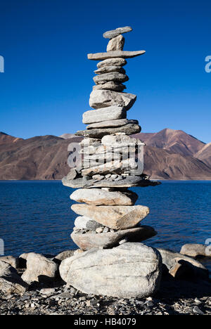 Il tumulo di pietra o chorten sul lato indiano di Pangong Tso lago situato su Indian confine cinese in Ladakh Foto Stock