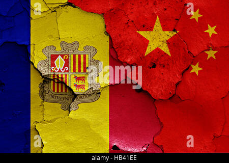 Bandiere di Andorra e Cina dipinta sulla parete incrinato Foto Stock