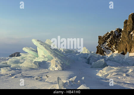 Grumi di blu ghiaccio sulla neve. Foto Stock