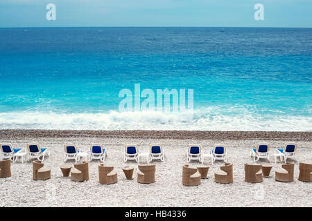 Sedie e tavoli sulla bella spiaggia lungo la Promenade des Anglais Foto Stock