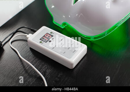 Luce Maschera ringiovanente per la pelle del viso terapia. Foto Stock