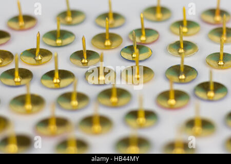 Thumbtacks isolati su sfondo bianco Foto Stock