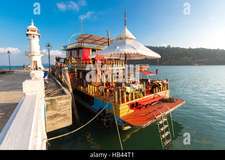 Navi ancorate al Molo di Bang Bao village. Koh Chang island Foto Stock