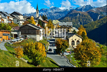 Il villaggio di Guarda in Engadina Bassa fino, comune di Scuol in Engadina, Grigioni, Svizzera Foto Stock