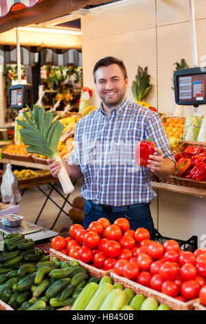 Venditore mostra verdure. Foto Stock