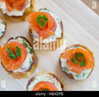 Crostini con pesce rosso Foto Stock