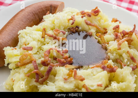 Tipico piatto olandese zuurkool con crauti, affumicati Salsicce, pancetta e sugo di carne Foto Stock