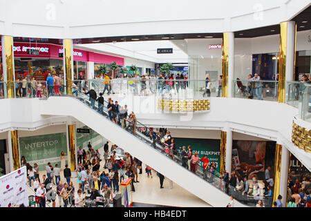 La gente sulla scala mobile nel supermercato di Chernihiv Foto Stock