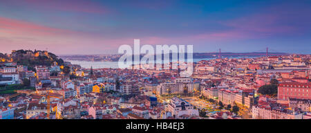 Panorama di Lisbona Sunrise. Il Portogallo durante la drammatica sunrise. Foto Stock