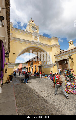 Santa Catalina Arch Situato sulla Quinta Avenue nord. Costruito nel XVII secolo. Antigua Guatemala Foto Stock