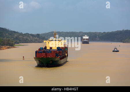 Navi cargo voce per l'Oceano Pacifico attraverso il canale di Panama Foto Stock