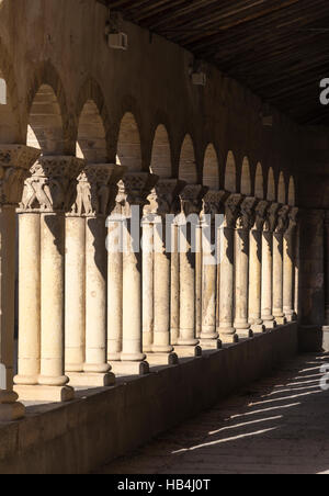 Il Romanico, portici portico di San Martin chiesa, nella Plaza Medina del Campo, Segovia, Spagna Foto Stock