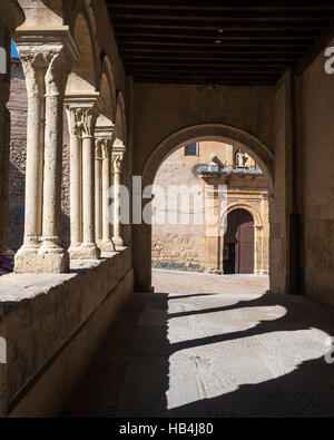 Guardando verso il Santo Domingo de Guzman monastero dall'ingresso a portico di Santisima Trinidad chiesa, Plaza de la Trinidad, Segovia, Spagna Foto Stock