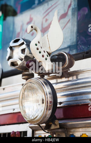 Decorate il passeggero indiano autobus a Srinagar stazione bus, Kashmir India Foto Stock