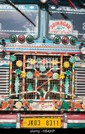 Decorate il passeggero indiano autobus a Srinagar stazione bus, Kashmir India Foto Stock