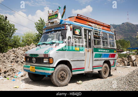 Decorate indiano bus passeggero si Srinagar Kashmir, India Foto Stock