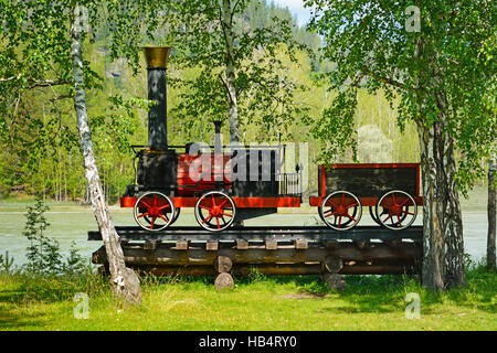 Il layout della vecchia locomotiva sulla riva del fiume di Katun del centro ricreativo nelle montagne di Altai Foto Stock