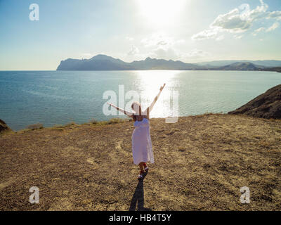 Felice giovane donna vicino Chameleon penisola di Crimea Foto Stock