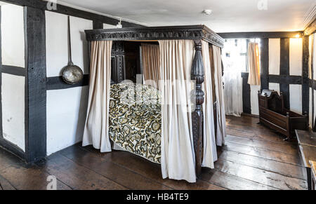 Letto a baldacchino nella vecchia casa, Hereford, Regno Unito Foto Stock