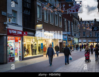 Shopping di Natale nel centro della città, Hereford, England, Regno Unito Foto Stock