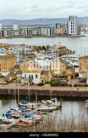 Case e barche a Penarth Marina, Cardiff Bay, Wales, Regno Unito Foto Stock