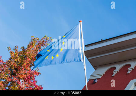 Bandiera dell'UE di fronte a un vecchio edificio Foto Stock