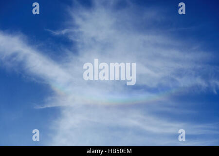 Un capovolto Rainbow (Circumzenithal arc) su Hereford Inghilterra nel giugno 2014 Foto Stock