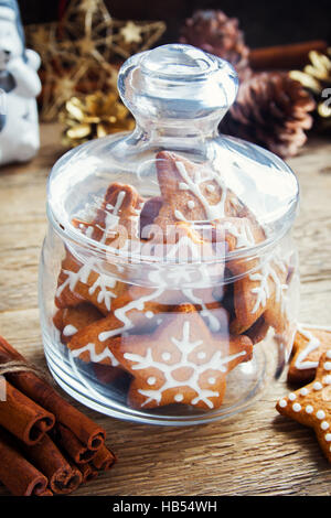 Natale gingerbread cookies nel vasetto di vetro su tavola in legno rustico con decorazioni di Natale. In casa di festa pasticceria d'inverno. Foto Stock