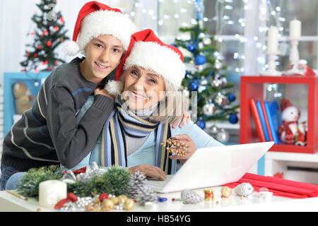 Nonna con nipote preparando per Natale Foto Stock